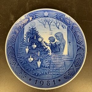 Royal Copenhagen Annual Christmas Plate 1981 "Admiring The Christmas Tree"